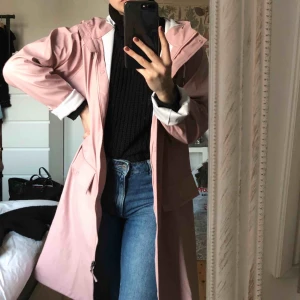  - Säljer denna jättefina regnjacka. Använda tyvärr aldrig. Köparen står för frakten, 79kr