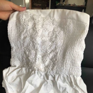  - Säljer en bandlös topp från hollister i bra skick. Storlek XS!