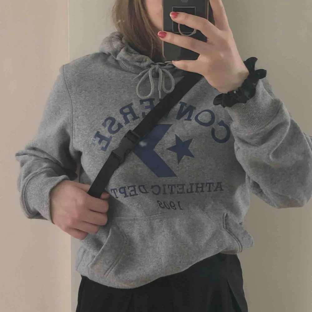 Converse one star hoodie,, grå med blått tryck och fickor där framme👍🏼 strl S men lite oversized skulle jag säga! Köparen får stå för frakt. Hoodies.