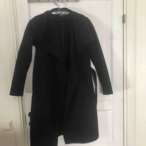  - Svart ull kappa i storlek 36 från Only! Köptes för 899kr i våras och knappt använd pga fel storlek! Frakt ingår i priset! 
