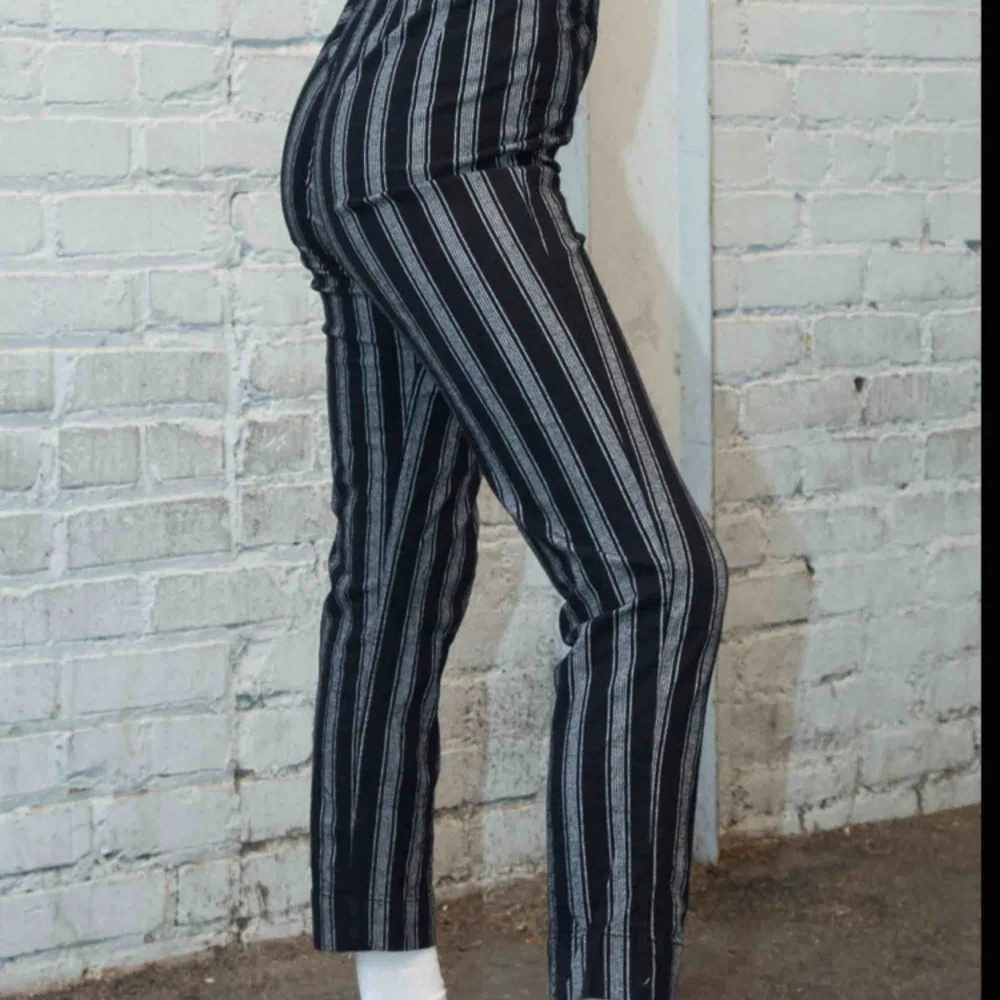 Jättesnygga och sköna byxor från Brandy Melville. Modellen heter Tilden Pants.. Jeans & Byxor.