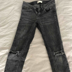 - Stuprörsjeans från gt. Hål i knäna och slitningar i benslut. Mörkgråa. Supersnygga! 