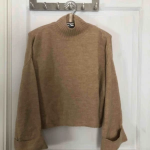  - Stickad tröjade från ginatricot. Det är en kortare modell med turtelneck och vidare armar! Frakt ingår i priset🥰 