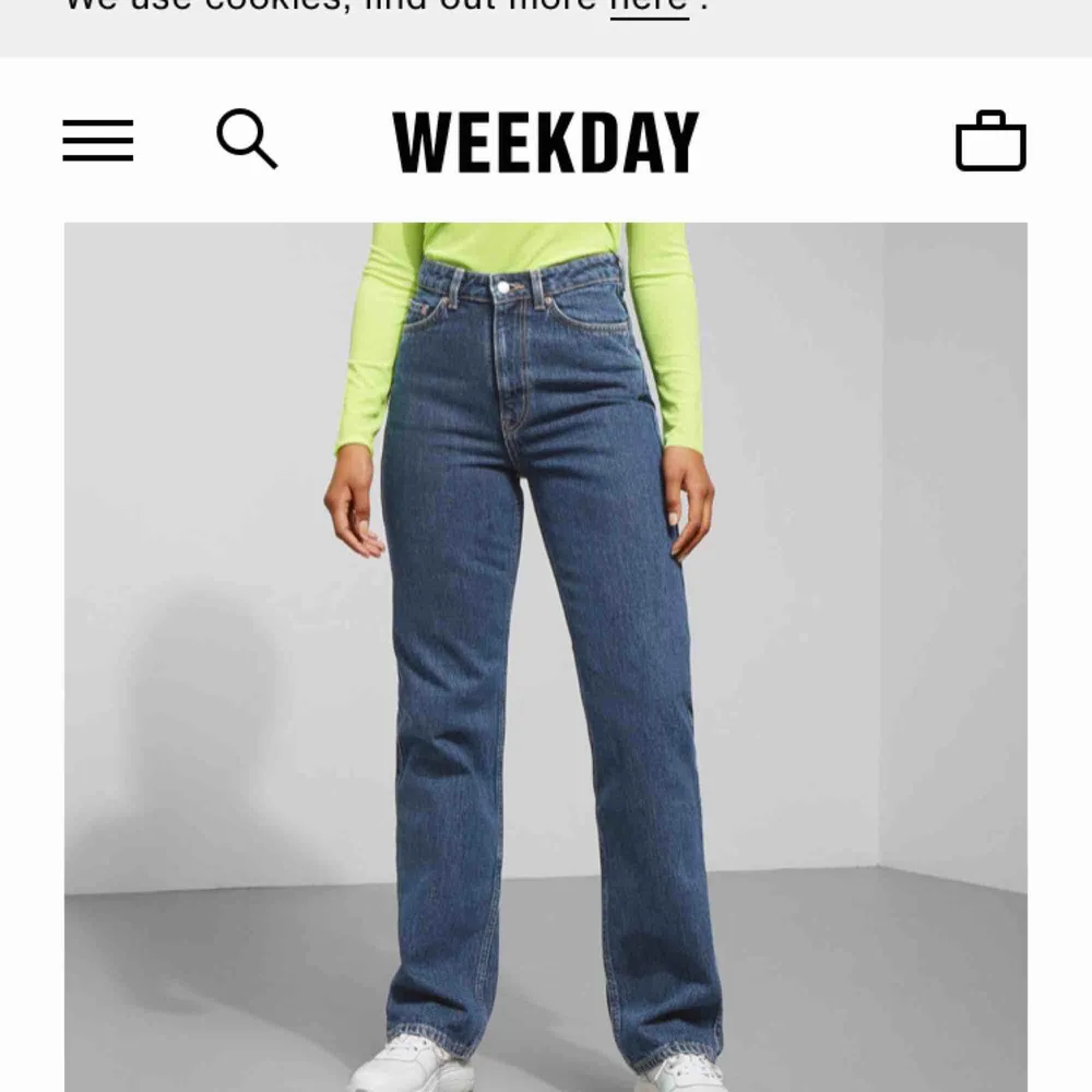 Vita jeans från weekday i modellen ”row”. Perfekta till sommaren är lite för tajta för mig som har M så skulle säga att är ca S men skulle nog kunna passa M beroende på hur man vill att de ska sitta!. Jeans & Byxor.