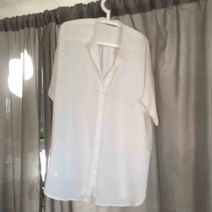  - Lång vid blus från Åhléns. Förlåt för kass bild. Hör av er för fler foton eller så 😍