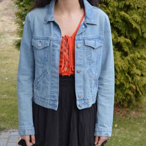  - Lightwash jeansjacka i mycket bra skick! Frakt tillkommer. 