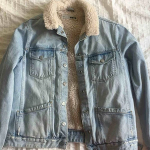  - Super snygg och varm jeans jacka! Köpt från Topshop i Dubai 🤩 Knappt använd