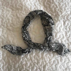  - Hårband böjbart med hjälp av hård tråd inuti 