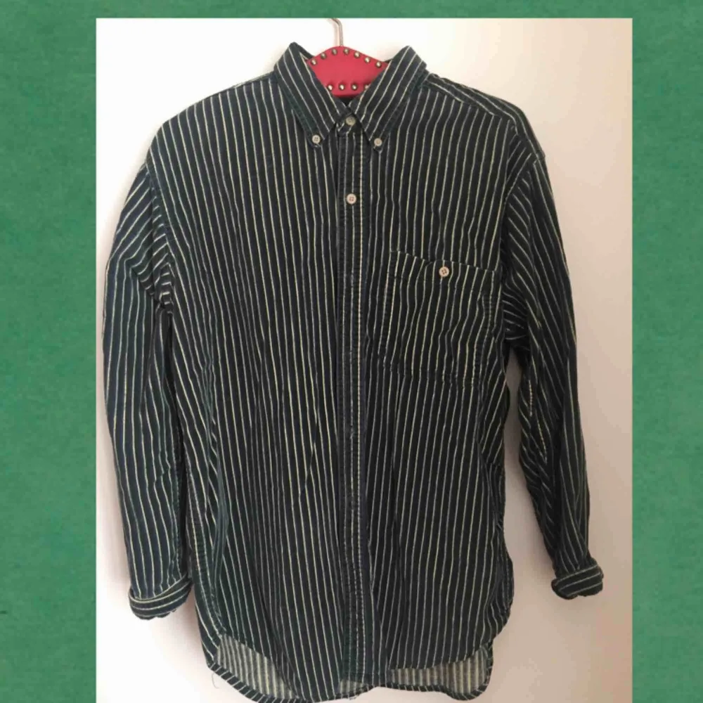 Snygg mörkgrön/randig skjorta i manchester.  Köpt på Beyond retro. Säljer pga använder inte tillräckligt!  140 inkl frakt :). Skjortor.