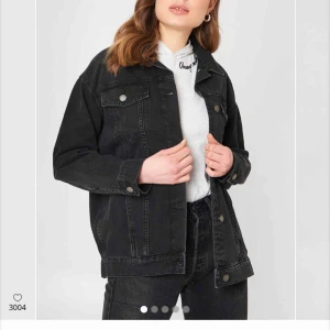 Jeans jacka - Svart jeansjacka från cheapmonday🖤🖤