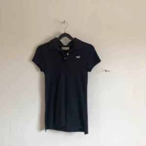  - Marinblå pike från Hollister. Säljer då den inte längre kommer till användning. Köparen betalar frakt ☺️