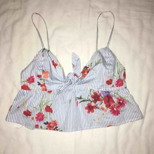  - Söt topp. Passar bättre på en XS. Näst intill oanvänd. Har du några frågor eller vill ha fler bilder är det basa att skriva till mig 😊 Frakt betalar köparen.