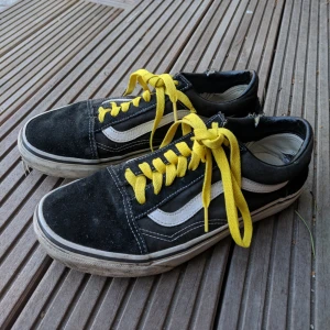  - Väl använda vans old skool med gula skosnören säljes. 