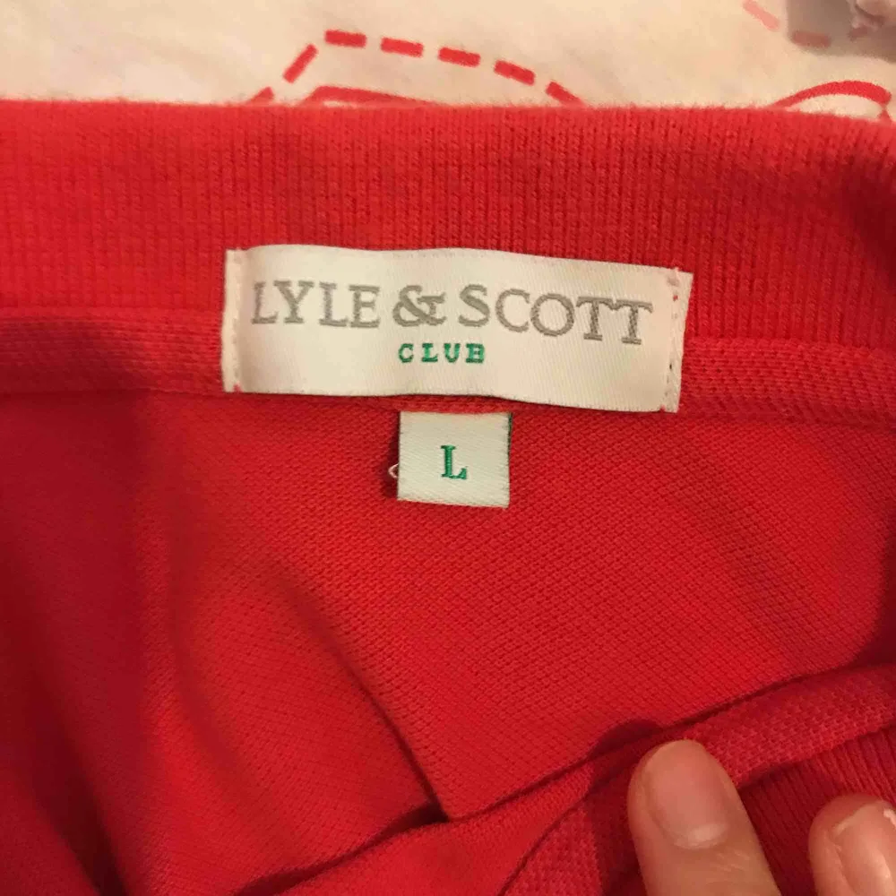 Säljer en äkta Lyle & Scott polo tröja! Det står L på tröjan, men passar mer som en MzSäljer pga ingen användning!!Träffas i Stockholm eller så betalar köparen för frakten!. T-shirts.