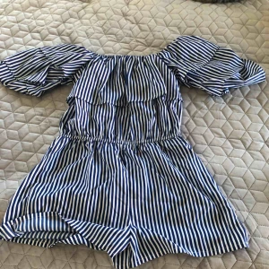  - Skitsnygg blåvit randig jumpsuit  Aldrig använd Normal i stl 38 Frakt 55kr