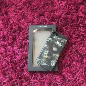 - Nytt Marc Jacobs skal till IPhone 7 & 8, passar även IPhone 6. Säljer pga ny mobil och då kommer inte detta drömmiga skal till användning tyvärr! Holografiskt skal som ändrar mönster beroende på hur du vrider skalet
