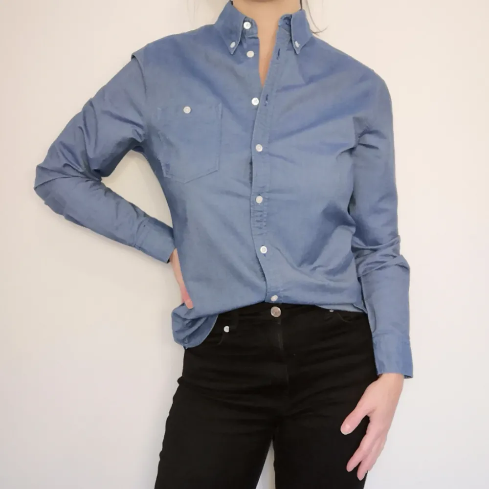 Blå skjorta från Gant i väldigt fint skick! Oxfordmodell i storlek 36. 100 % bomull . Skjortor.