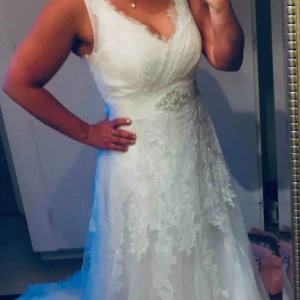  - Säljer nu min brudklänning, storlek 38/40 men kan passa både till lite mindre och större då det är korsett bak. Bandet runt midjan går att ta bort/byta Finns inga fläckar, hål eller revor använd en gång sedan tvättad på kemtvätt. Nypris 10.900kr 