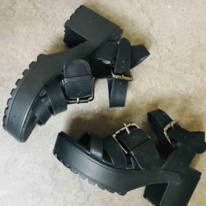  - Klackar från Duffy. Aldrig använda. Möts upp i centrala Sthlm annars tillkommer frakt 🌸