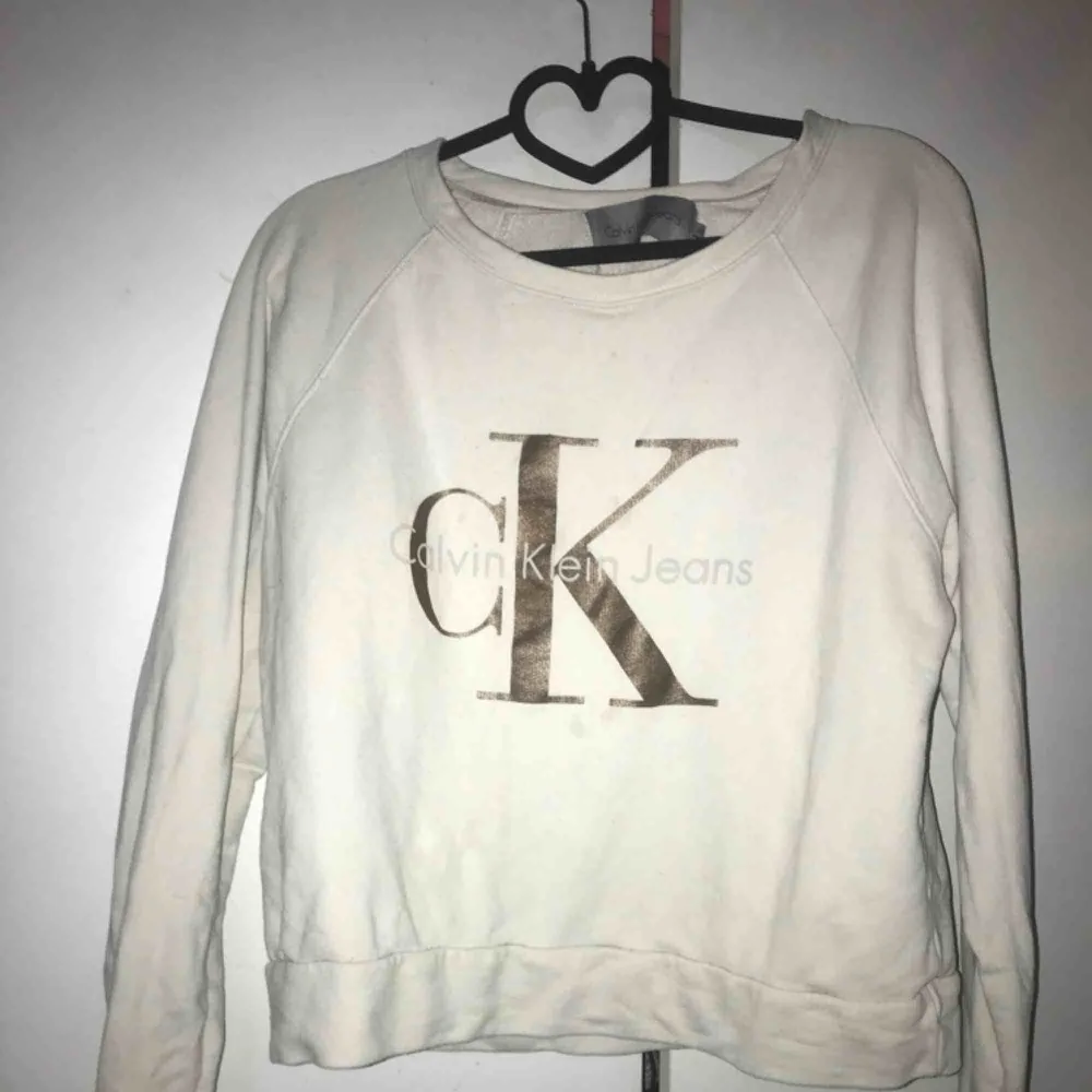 Calvin Klein tröja, strl M.  Skickar mot frakt via swish, annars finns den i Halmstad/Laholm . Tröjor & Koftor.