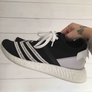  - Adidas NMD R2. Endast testade inomhus. Skickas mot frakt. Kom gärna med bud, ej skambud.
