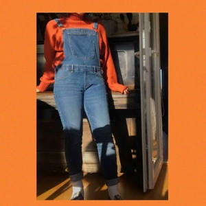  - Jättesköna jeansoveraller! Aldrig använda då jag inte tycker om skinnyjeans:/ Storlek XL men små i storleken och passar mig som är en M:) Frakten ingår i priset💞💞