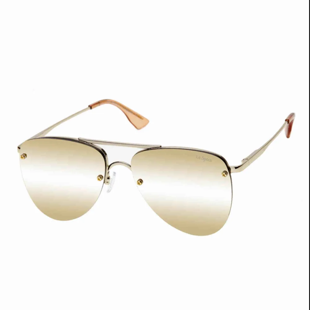 Le Specs Prince aviator solglasögon i guld reflekterande glas. Använd någon gång så de är i superbra skick dessutom medföljer LeSpecs original fodral med. Om fler egentagna foton önskas är det bara att skriva!! ☺️. Accessoarer.