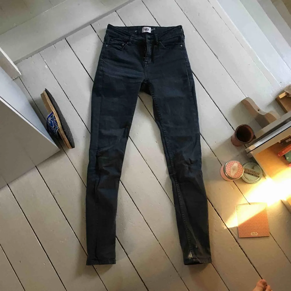 Skinny jeans i jättefint skick! Mörkgrå! . Jeans & Byxor.