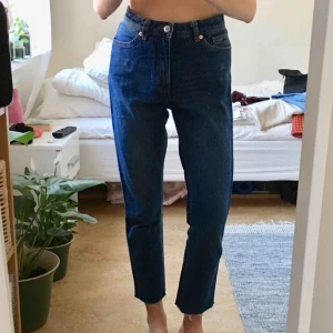  - Blåa jeans från Monki