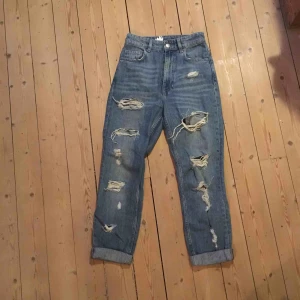  - Säljer ett par trasiga jeans från Monki i strl XS, mycket fint skick. Köparen står för frakten och swisch funkar fint😉