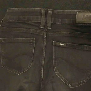  - Svarta bootcut jeans från Lee! Stretchiga och bra passform i storlek 26. Säljs pga att jag har två likadana par.  Kontakt: 0732500530(nås på sms) Teamarkholm@gmail.com  Köparen står för frakten!