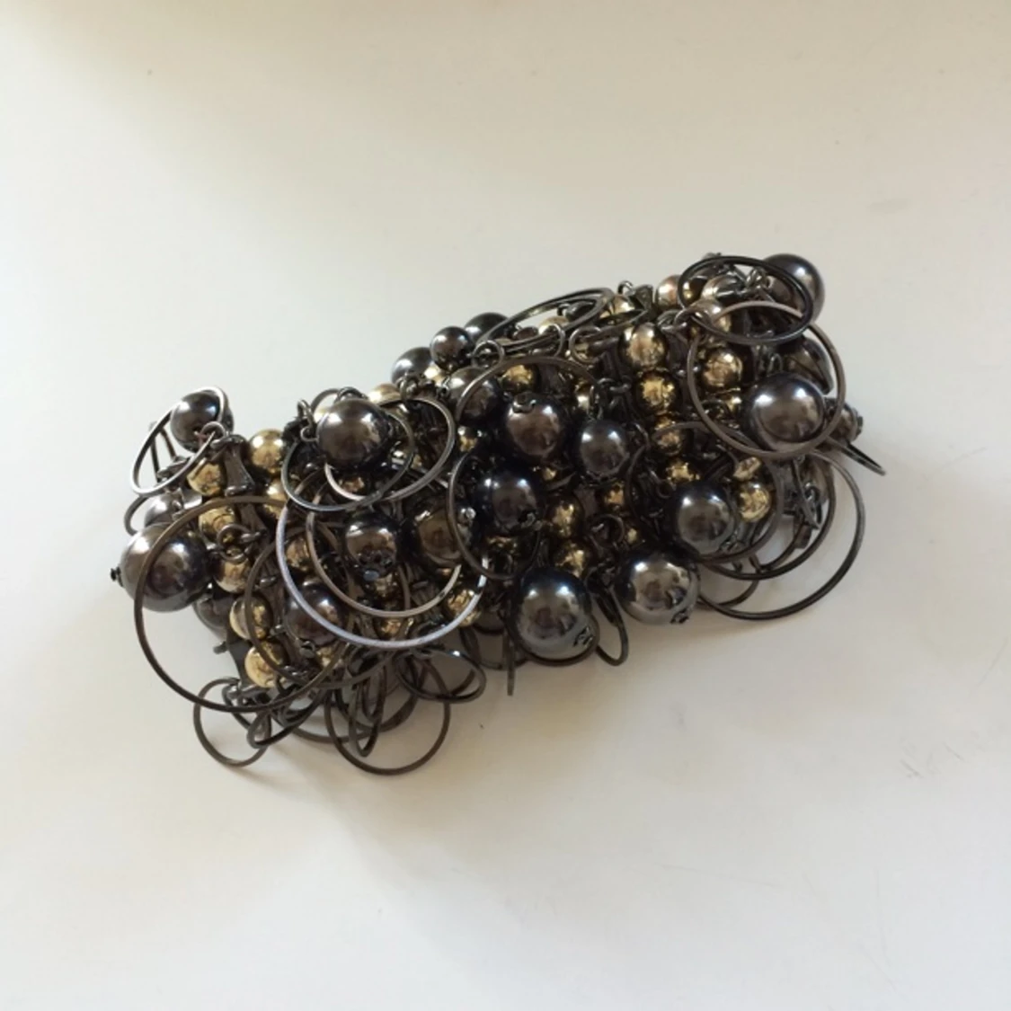 Armband med pärlor och ringar. Bra skick.  - 1399212328