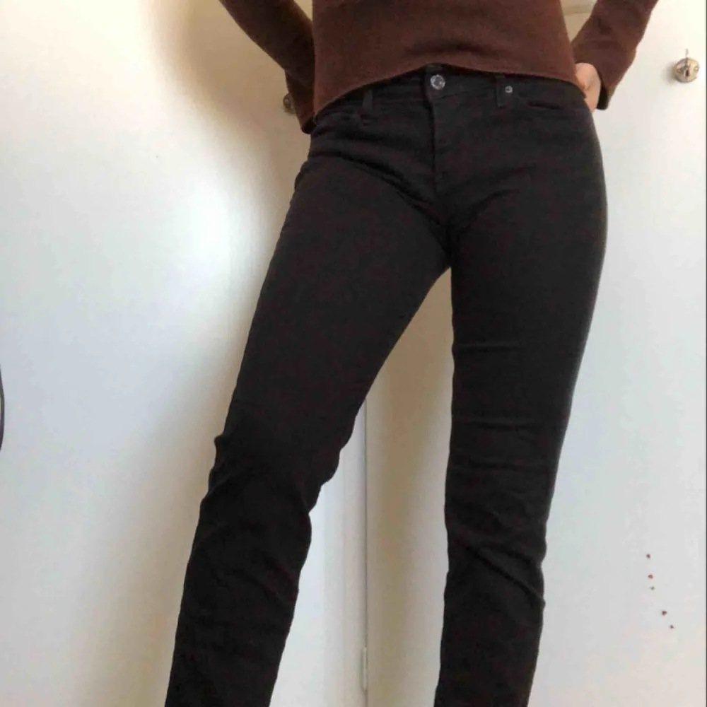 Knappt använda Levi jeans. Regular waist, helsvarta, inte alls urtvättade, slim med lite stretch. Innerbenslängd (cm): 76 Midjemått (cm): 70 Kan skickas, köpare står för frakt. Har swish. Inköpta för ca 1100kr. Jeans & Byxor.