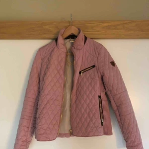  - Säljer nu min jacka då den aldrig används. Jackan är använd 1-2 gånger. Är i stl 38.  Jackan kan skickas mot fraktkostnad.  Nypris 1800kr