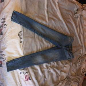 Nya jeans från bik bok, prövade! Storlek s! Säljes på grund av de ej kommit till användning. Nypris 699kr