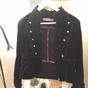  - Kavaj av bomull och polyester, stängs med ”krokar”(Se bild 3). OBS! Säljer endast till personer som kan ta sig till Helsingborg för att köpa, skickar inget via post.