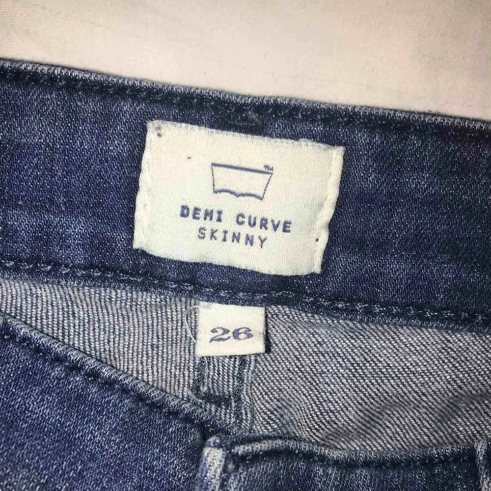 fina levis jeans i modellen skinny demi curve, framhäver ens former snyggt . Jeans & Byxor.