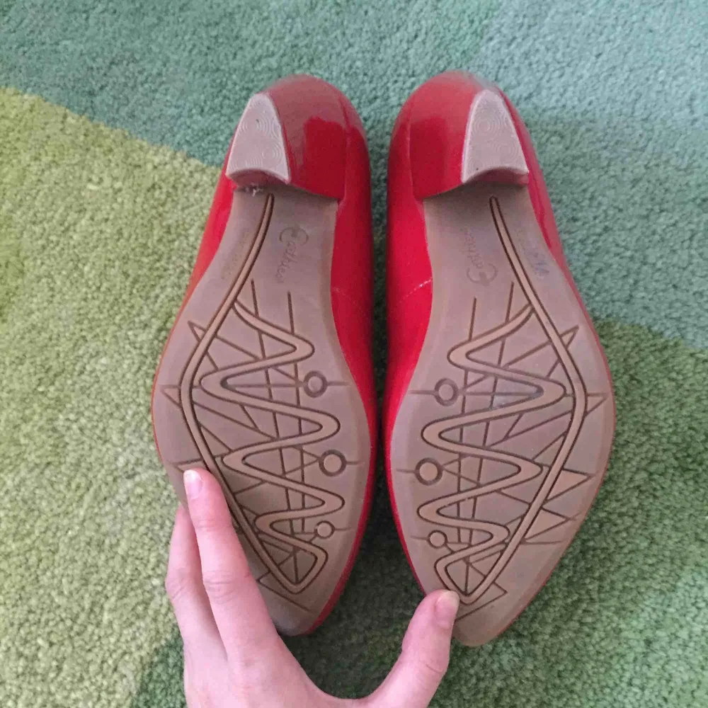 Vackra lackröda klackskor. Hälinlägg Irma skon som inte går att ta bort utan att lämna ett märke.. Skor.