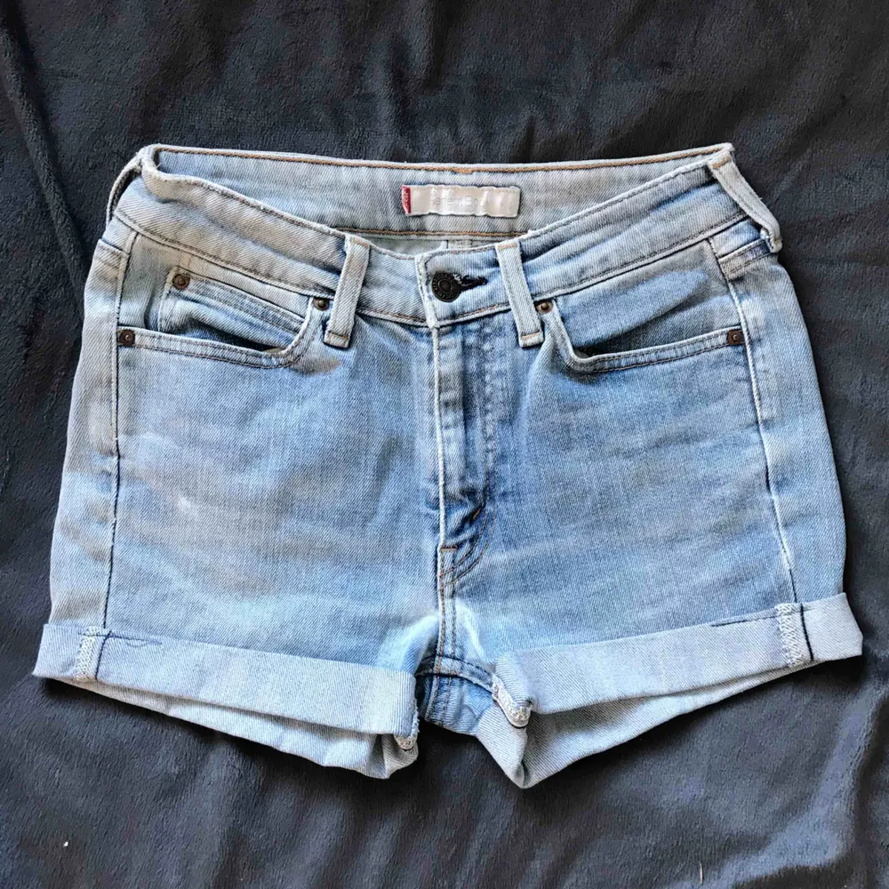 Mellanhöga shorts från Levis. Köpts vintage, aldrig använda.. Shorts.