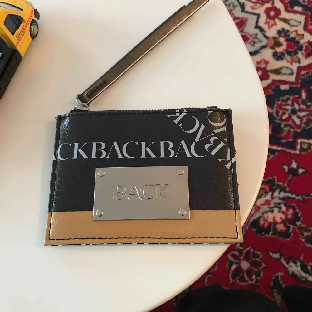 Back plånbok. . Väskor.