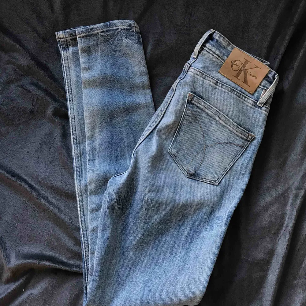 Högmidjade med snyggaste passformen. Jeans från Calvin Klein. Passar en 25/26 (S). Använda 1 gång, köpta för 1200. Jeans & Byxor.