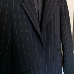  - Otroligt snygg svartvitrandig kavaj från JOY. Sitter perfekt på en 36 eller mindre. Kan mötas upp i Täby eller frakta gratis