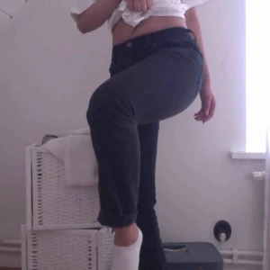  - Snyggt urtvättade Levis jeans som är medelhöga i midjan. Riktigt sköna byxor 