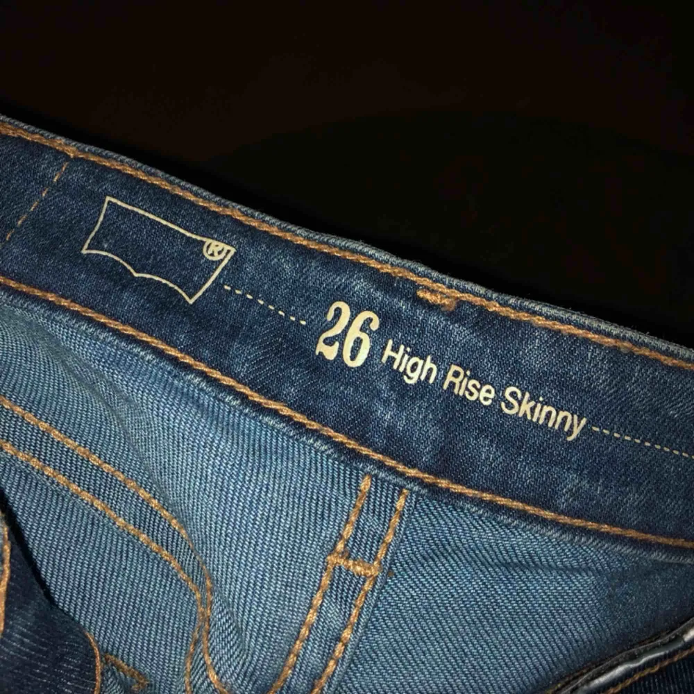 Högmidjade Levi’s jeans i modellen High Rise Skinny. Storlek 26, skulle även passa en 27. DM:a för fler bilder eller frågor! Köparen står för frakten✨. Jeans & Byxor.