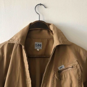  - Vårjacka från Lee. Från mitten av 90-talet. Kan hämtas i Uppsala eller skickas mot fraktkostnad 