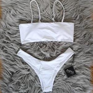  - Helt ny bikini från Zaful, cheaky modell. Alla lappar och skydd kvar. Pads i överdelen men går att ta bort om man så önskar. Justerbara band, dubbel layered så inte see thru 🙌🏻  Frakten (40kr) är redan inräknat i priset🌹