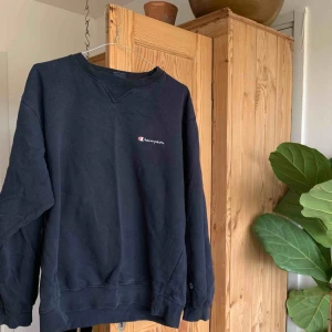  - Champion collage-tröja i perfekt slitet skick. Finns i västertorp/Sthlm city, eller skickas mot fraktkostnad.