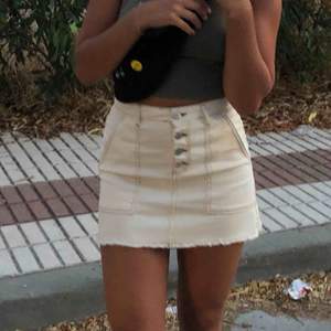Säljer en kjol köpt i Spanien på bershka💕 använd en gång, Finns i Falun men kan skickas mot fraktkostnad :)