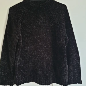  - Svart mysig kofta, använd en gång. Storlek ca från Gina tricot. Passar även liten S. Färgen i verkligheten är som bilden tagen från sidan.