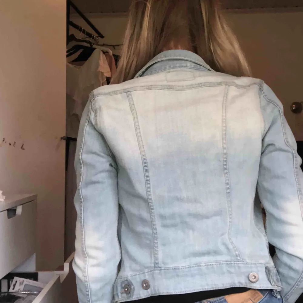 En ljusblå jeansjacka i en kortare modell som slutet vid höftbenet.  Frakt: står köparen för men kan hämtas upp gratis i Lidköping Betalsätt: swish  Pris kan förhandlas💋. Jackor.